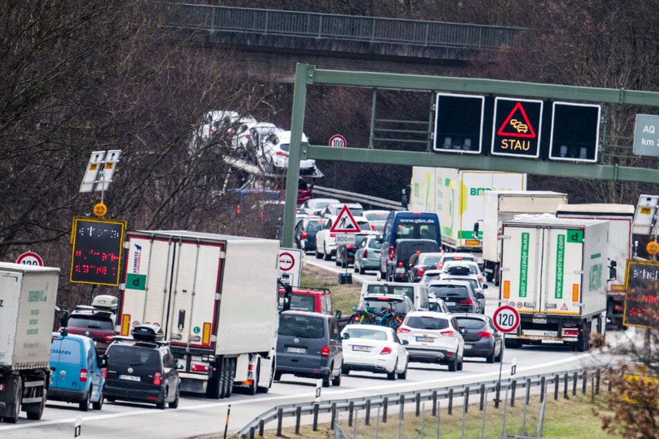 Unfall A99: Lauge tritt aus Lastwagen aus: A99 Richtung Salzburg dicht!