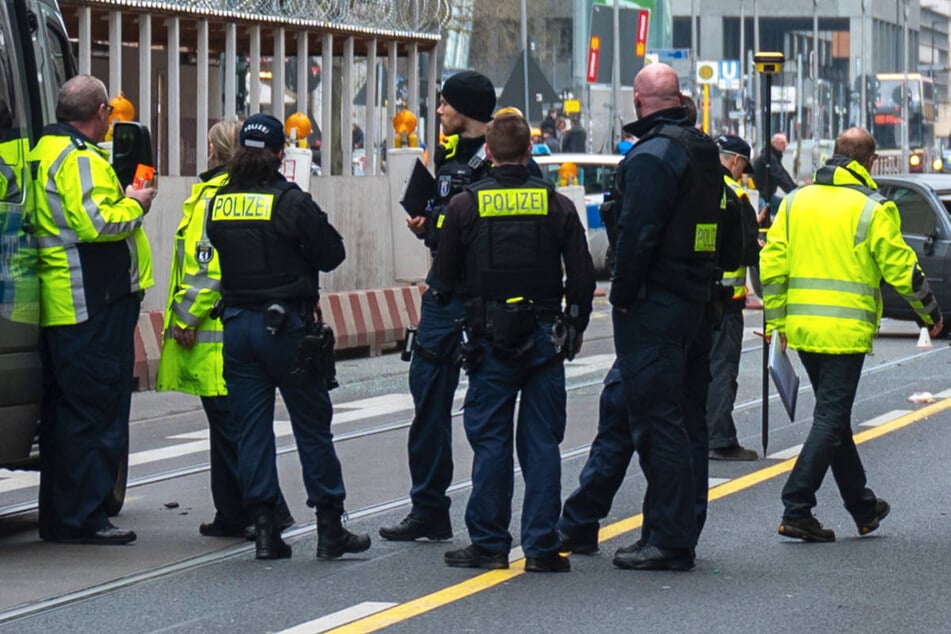 Die Polizei sucht Zeugen für einen Unfall mit Fahrerflucht in Berlin-Wedding. (Symbolfoto)