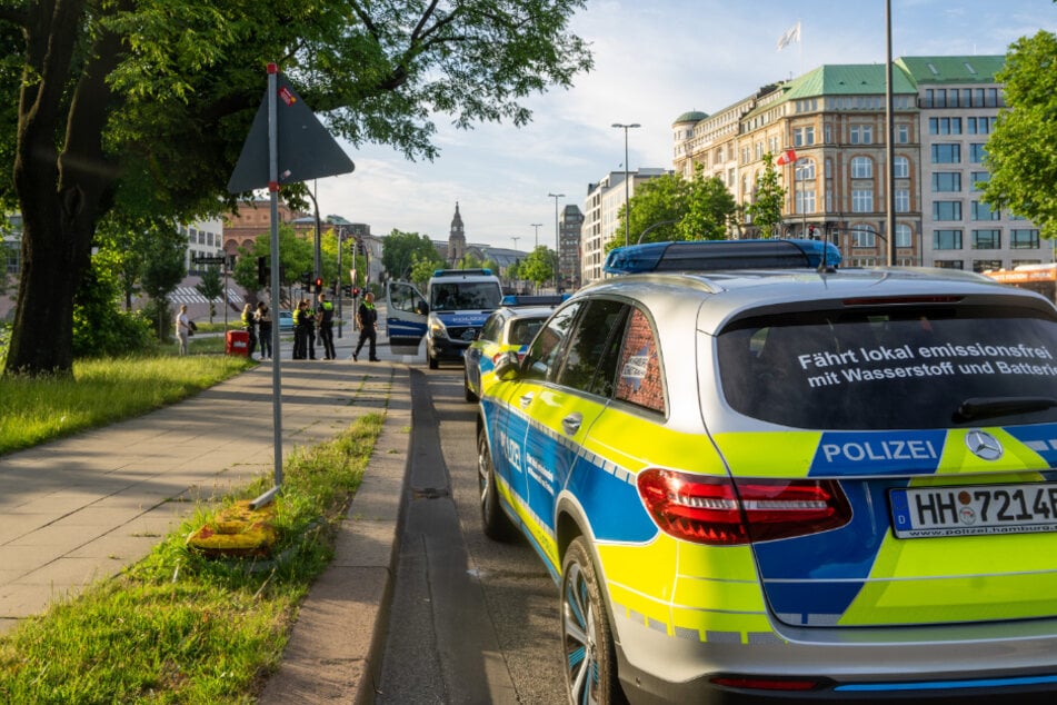 Polizisten suchen die Gegend nach den flüchtigen Tätern ab.