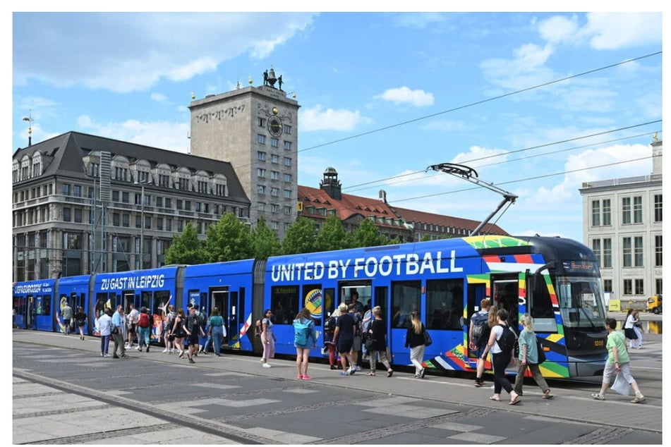 Diese EM-Tram Typ NGT12 stimmt die Leipziger seit Monaten auf das Fußballfest ein. Sie wird auch nach dem Turnier durch die Stadt rollen.