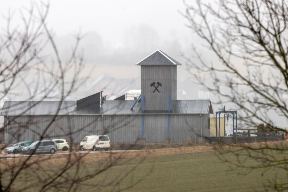 Am Stadtrand auf dem Mühlberg wird von der Bergsicherung ein Schacht zur Belüftung der alten Bergbaustollen in Schneeberg betrieben.