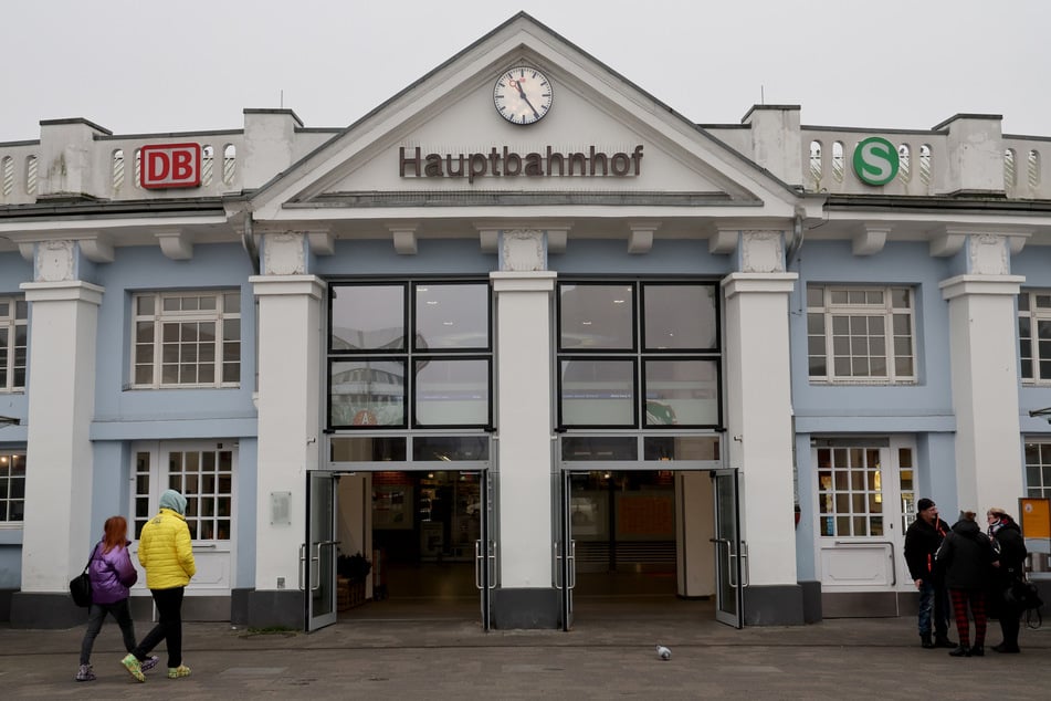 Ein Paar vergnügte sich in einem Fotoautomaten im Hauptbahnhof Rostock. (Symbolbild)