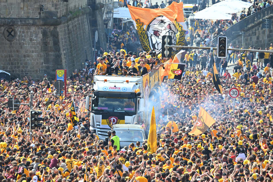 11. Mai: 30.000 Fans feierten am Terrassenufer den Aufstieg der Dynamos. Die Euphorie ist lange weg.