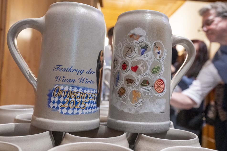 Den Bierkrug der Wiesn-Wirte für das Jahr 2025 ziert ein Bild des Künstlers Matthias Wallig.