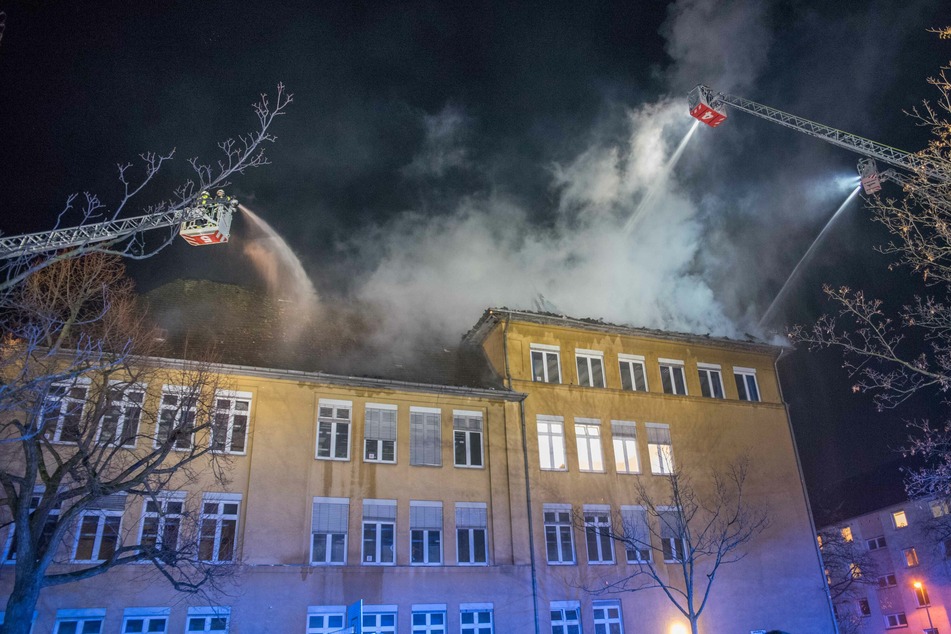 Die Einsatzkräfte waren bis 1 Uhr morgens mit den Nachlöscharbeiten an der Grundschule in Köln-Ehrenfeld beschäftigt gewesen.