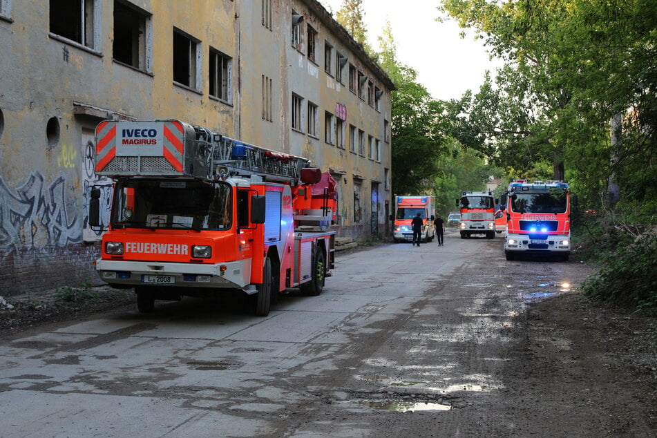 Einsatzkräfte von Feuerwehr, Polizei und Rettungsdienst fuhren am Dienstagabend in den Leipziger Norden.