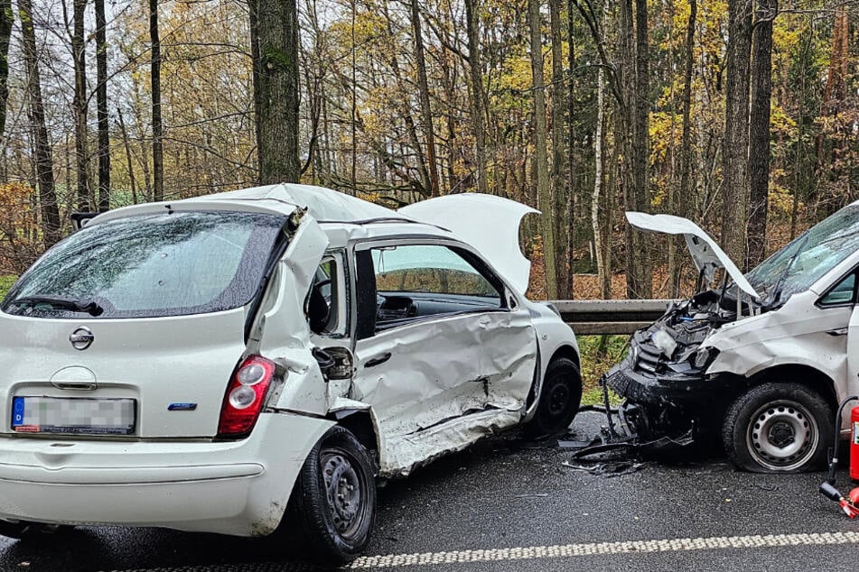 Heftiger Crash im Vogtland: S-Kurve und Witterung werden Nissan-Fahrer zum Verhängnis