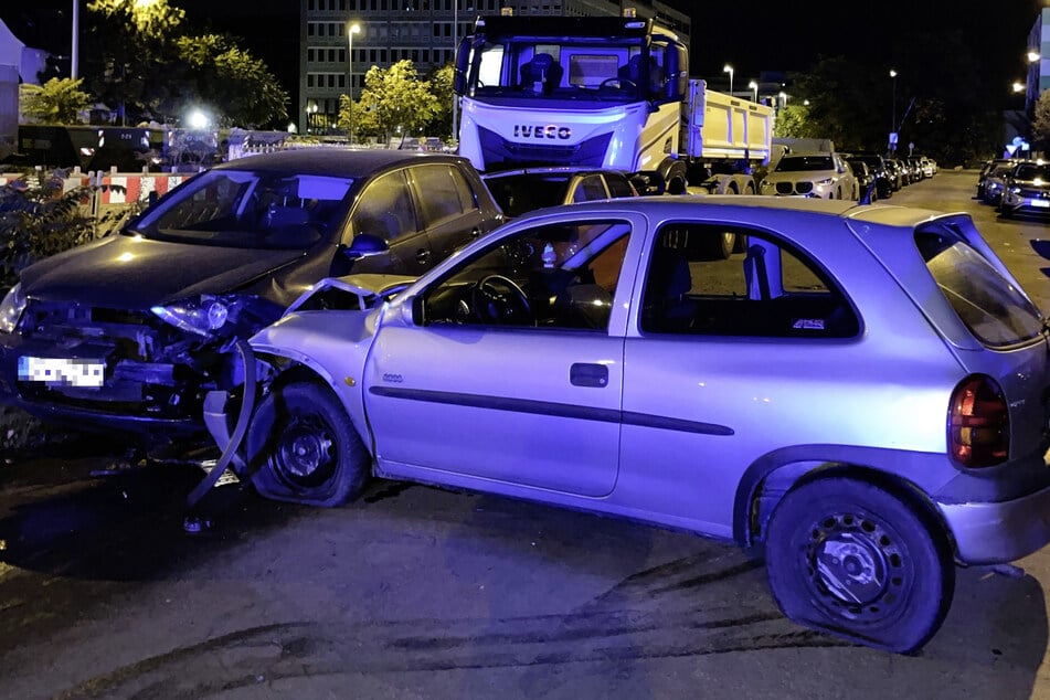 Der Corsa war in drei geparkte Autos gekracht. Anschließend flüchtete der Fahrer zu Fuß weiter.