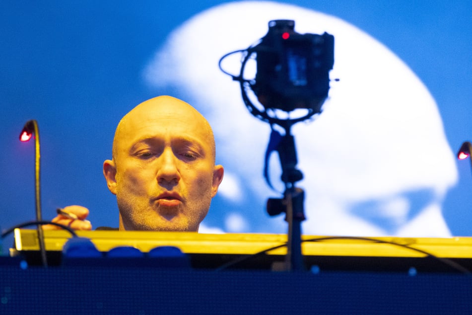 Paul Kalkbrenner ließ seine Fans zu Beginn im Regen warten.