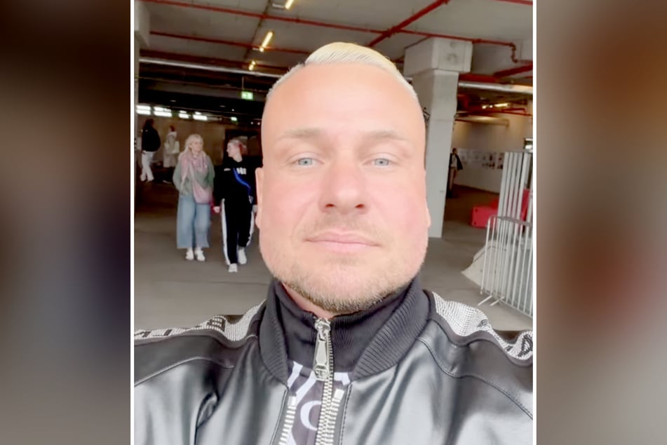 Eric Sindermann (38) spricht seinem Kumpel Mut zu.