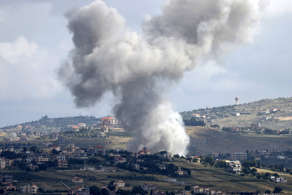 Während der israelischen Bombardement hingen dicke Rauchschwaden über dem libanesischen Dorf Mays al-Jabal. Das Bild wurde aus dem nordisraelischen Kibbuz Malkia an der Grenze zum Südlibanon aufgenommen.