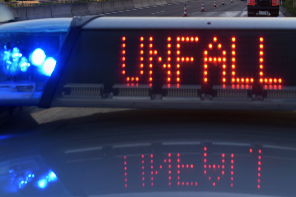 Die Polizei ermittelt nach dem Unfall auf der A99 gegen den 31 Jahre alten Autofahrer, der diesen verursacht hat. (Symbolbild)