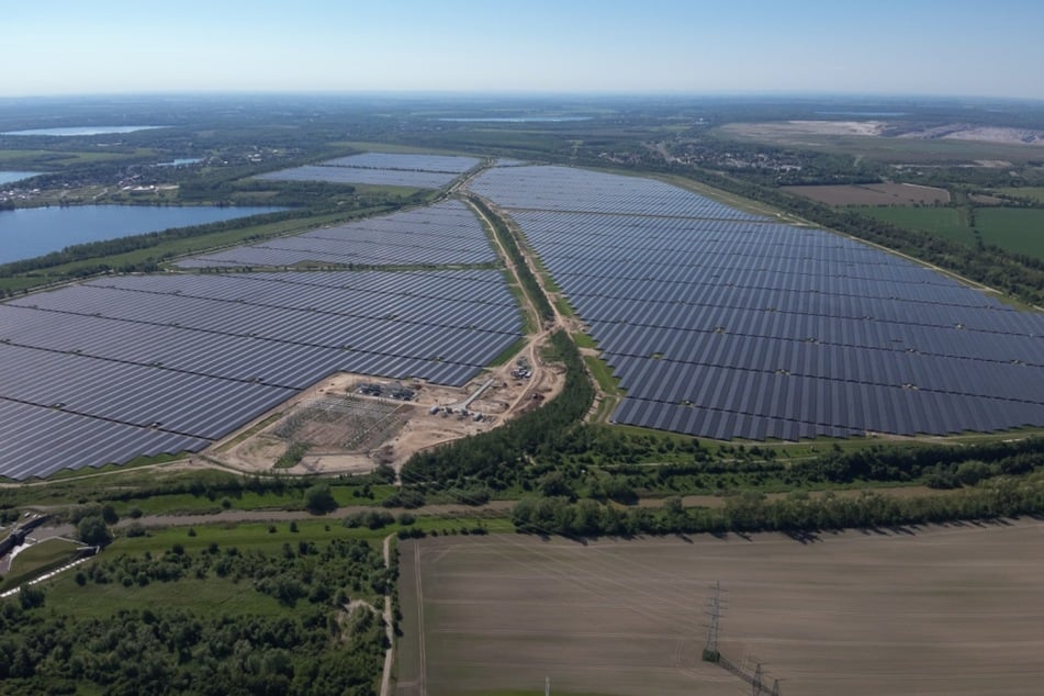 Luftaufnahmen zeigen, wie gigantisch der Energiepark ist.