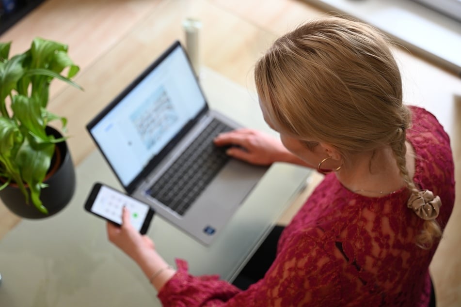 Die Frau (50) lernte ihren Geldgeber (61) online kennen. (Symbolfoto)