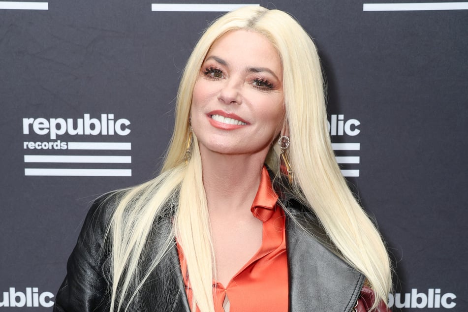 Shania Twain surprised her fans by dying her hair platinum blonde.