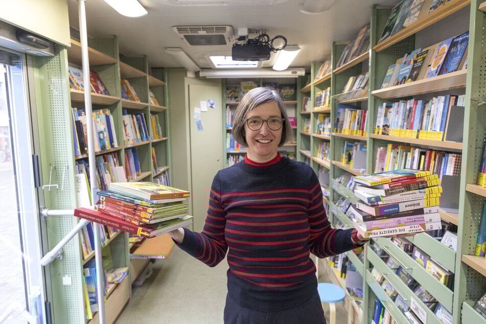 Marit Kunis (51) weiß, dass die Fahrbibliothek richtig gut nachgefragt ist.