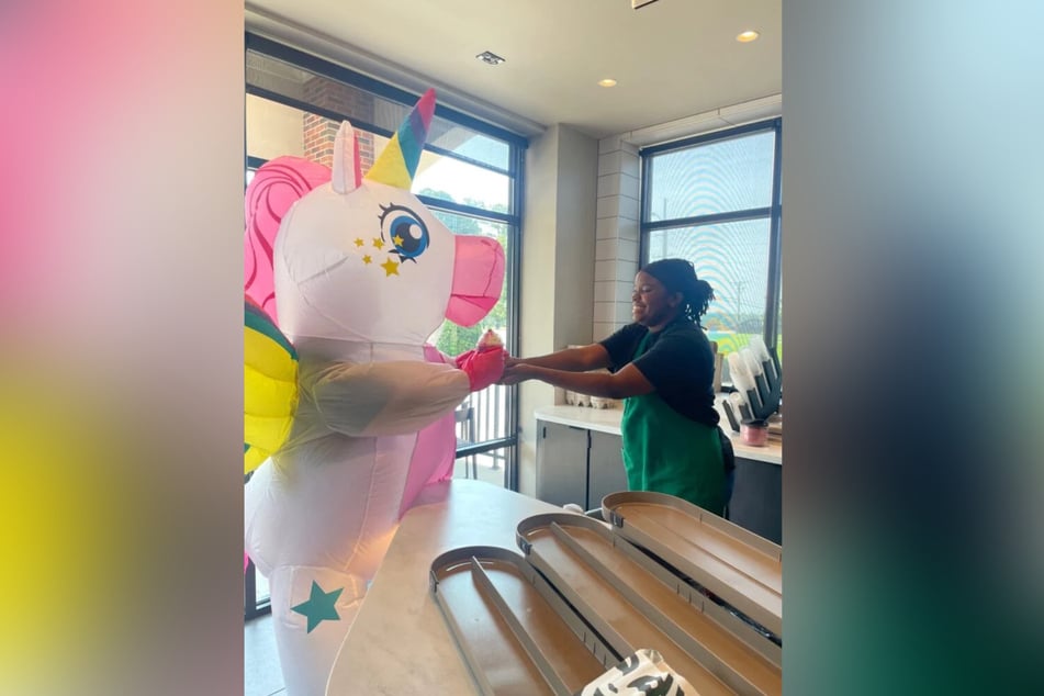 Der "Unicorn Frappuccino" hat auch Fans: Einige Kunden kamen extra als Einhorn verkleidet zu Starbucks.
