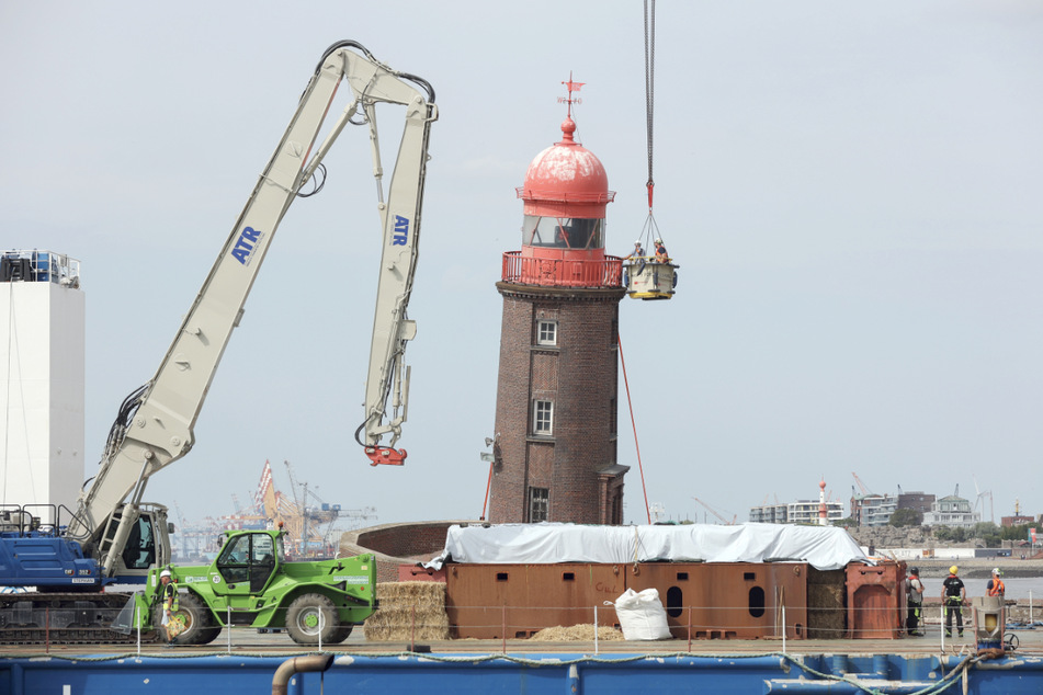 Der Turm befindet sich in gefährlicher Schieflage.