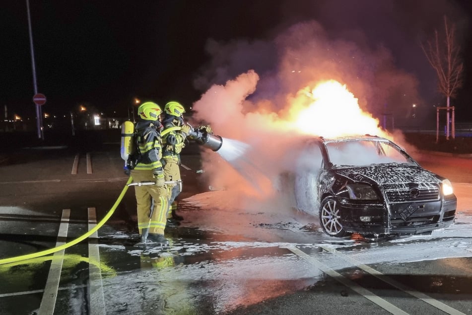 Rund um Leipzig: Feuerwehr muss Brände von Autos, Restaurants und Containern löschen