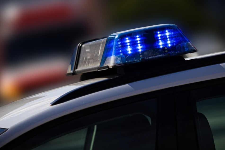 Die Polizei ermittelt wegen Sachbeschädigung und Unfallflucht. (Symbolbild)