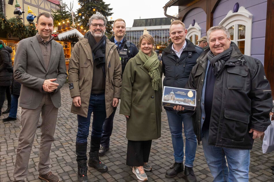 Freuen sich über einen gelungenen Striezelmarkt (v.l.n.r.): Dresden-Informationschef Lars Knüpfer (50), Chef der Kommunalen Märkte Stefan Heilig (49), Leiter der Striezelmarkt-Wache Christian Czechmann (24), Stollenschutzverbandschefin Karoline Marschallek (45), Verbandschef der erzgebirgischen Kunsthandwerker Frederic Günther (39) und Händler-Vertreter Heiko Meyer (63).