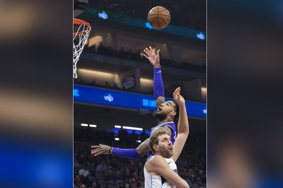 Duell zweier NBA-Stars im Februar 2018: Willie Cauley-Stein (Sacramento/h.) und Dirk Nowitzki (Dallas).