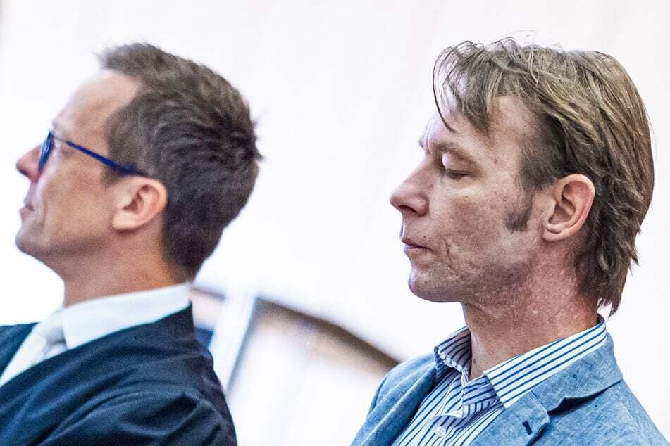 Christian B. (48, r.) ist zwar aus der Haft entlassen worden, muss sich aber an Auflagen halten.