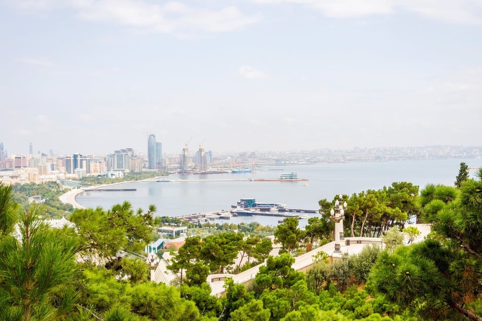 Blick über Baku (Aserbaidschan), der größten Uferstadt am Kaspischen Meer.