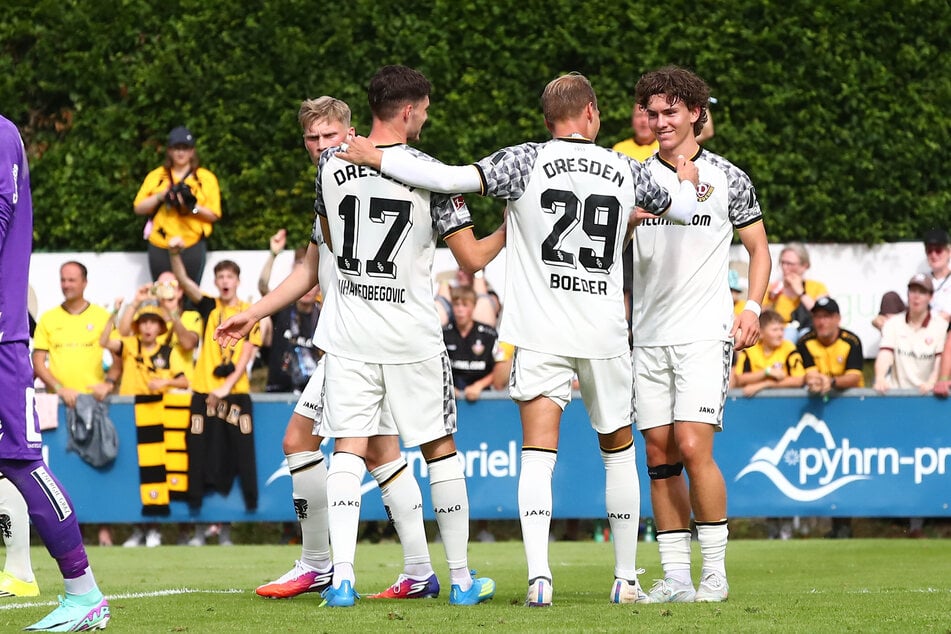 Niklas Remus (r.) freut sich über sein Tor zum zwischenzeitlichen 2:0 für die SGD.