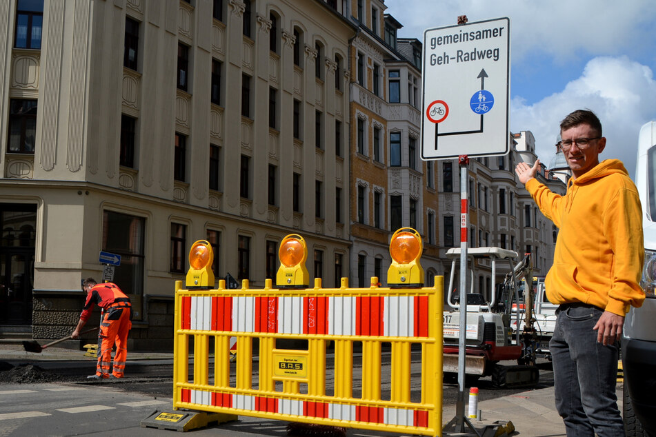 Patrick Reißig weist auf die unübersichtliche Verkehrsführung in der Oststraße hin.
