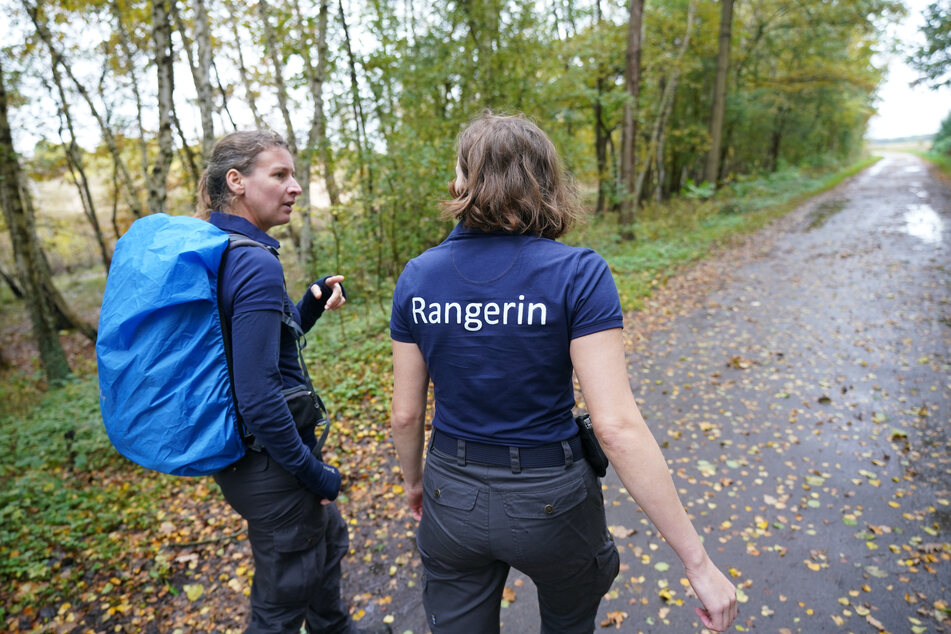 Die Rangerinnen Sandra (r.) und Anne gehen durch das Naturschutzgebiet "Boberger Niederung".
