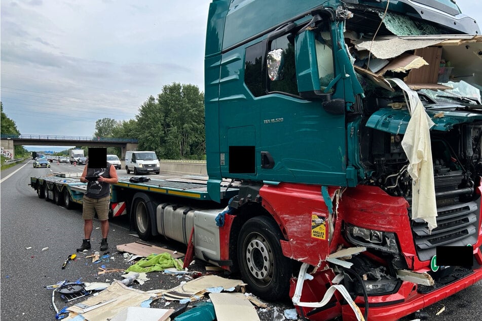 Der Lkw-Fahrer (32) hatte zu spät bemerkt, dass das Wohnmobil in die Fahrbahn ragte, und war mit seinem Laster hineingekracht.