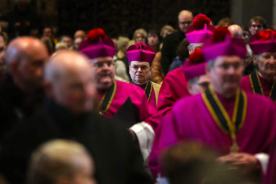 Bertram Meier (M), Diözesanadministrator der Diözese Augsburg, betritt mit anderen kirchlichen Würdenträgern den Hohen Dom.