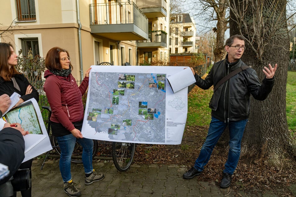 Abteilungsleiter Jens Seifert (61, r.) hat für den Graben eine Reihe von Maßnahmen im Blick.