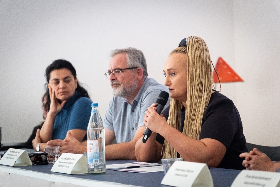 Die Teilnehmer der Pressekonferenz (v.l.): Rudaba Badakhshi, Regionalkoordinatorin beim Verein DaMigr, Sebastian Viecenz, Geschäftsführer Ver.di Leipzig/Nordsachsen, und Irena Rudolph-Kokot, Presseverantwortliche von "Hand in Hand für Demokratie und Menschenrechte".