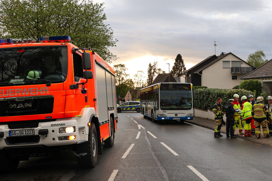 Die geretteten Hausbewohner wurden in einem Bus der Stadtwerke Solingen erstversorgt.