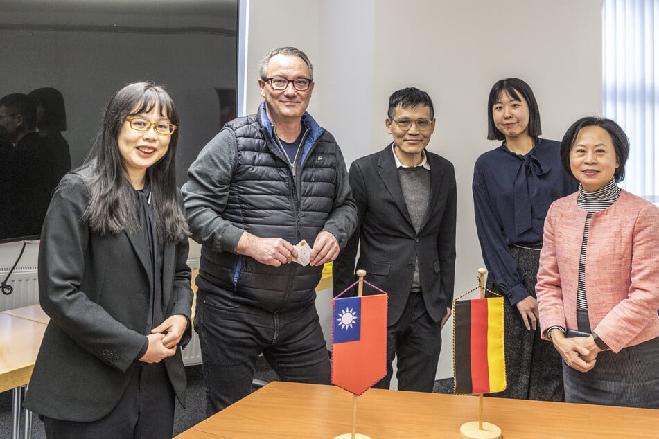 Dresdens Erster Bürgermeister Jan Donhauser (56, CDU) hieß am Donnerstag Taiwanesen im Rathaus willkommen.