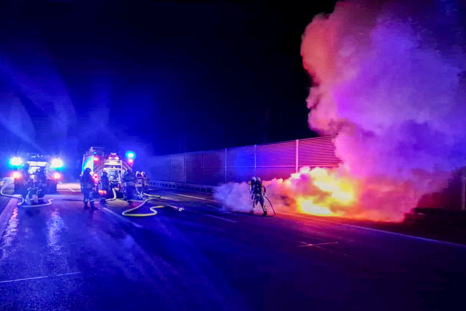Flammen erhellten die Autobahn bei Hohenstein-Ernstthal: Ein BMW war in Flammen aufgegangen!