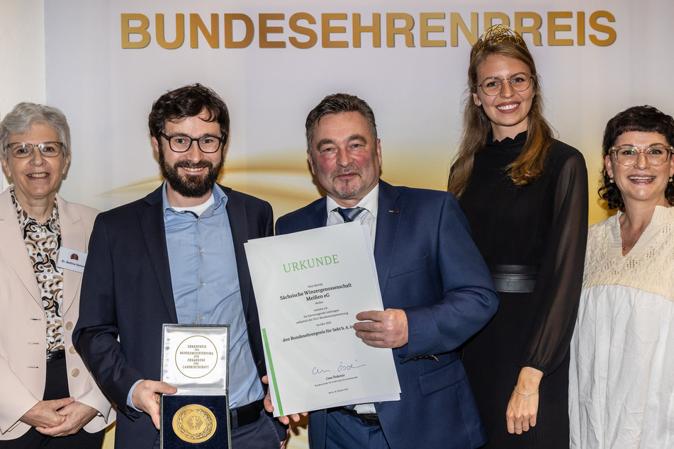 Lutz Krüger (59, 3.v.l.), Chef der Winzergenossenschaft Meißen, kann sich über den Bundesehrenpreis in Bronze freuen.