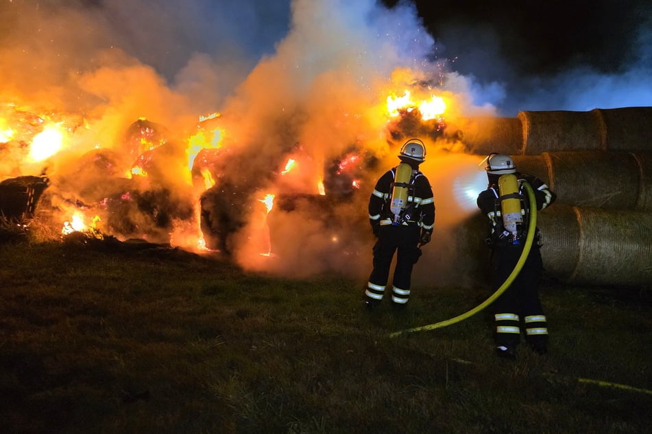 Am frühen Dienstagmorgen sind Strohballen auf einem Feld in Hamurg-Fischbek in Brand geraten.