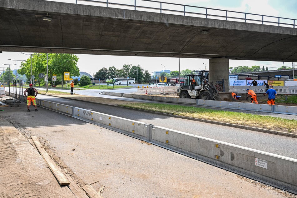 Bei einem Testbesuch am Montagvormittag waren mehr als die drei beobachteten Arbeiter unter der Brücke Budapester Straße tätig.