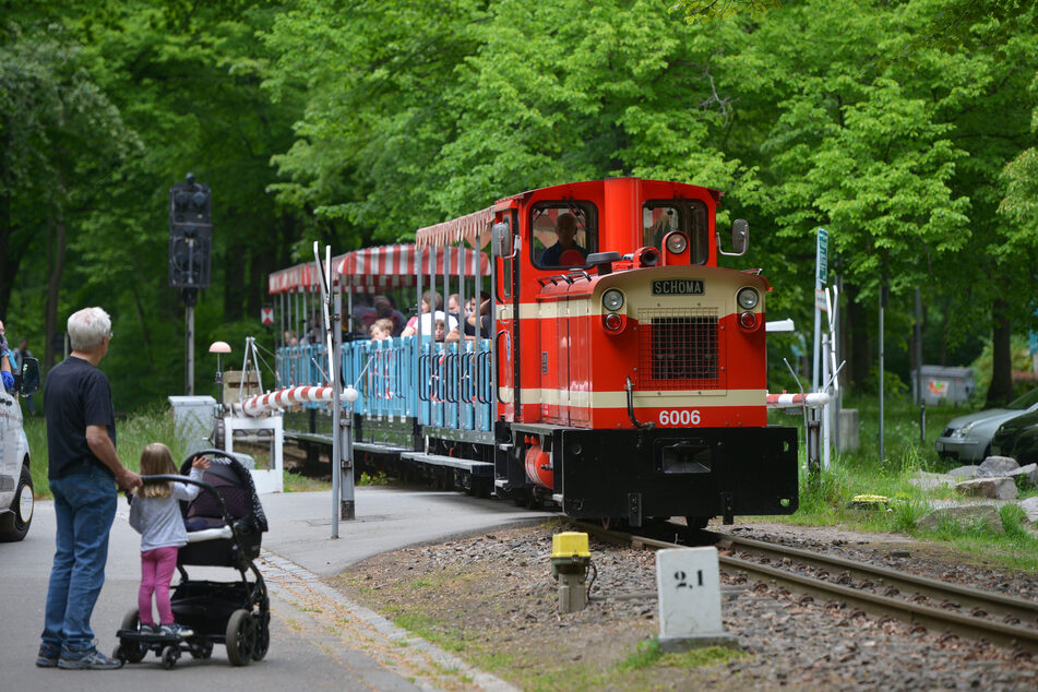 Die Parkeisenbahn dreht wieder ihre Runden.