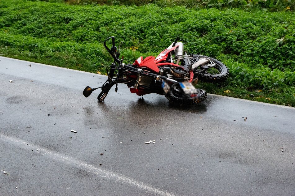 Das Moped des 16-Jährigen liegt nach dem Unfall am Straßenrand, auf dem Boden liegen Trümmerteile.