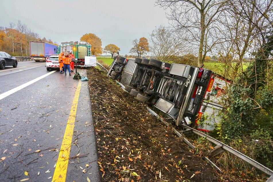 Der am Montag auf der A44 verunglückte Lastwagen hatte große Mengen Diesel verloren.