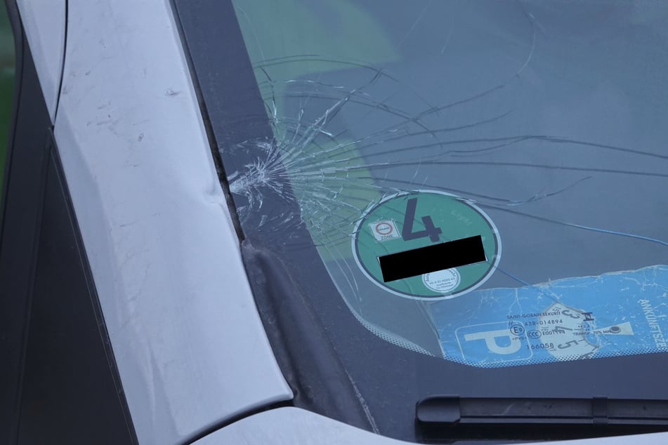 Der Opel Combo erlitt unter anderem einen Schaden an der Frontscheibe.