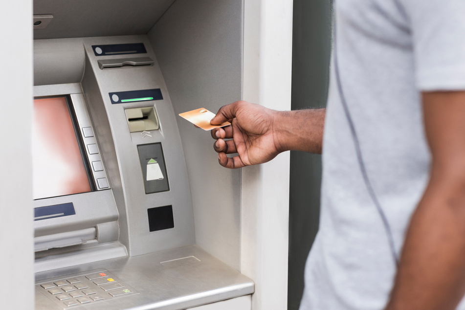 Der Angeklagte präparierte Geldautomaten, um Daten auszuspähen. (Symbolbild)
