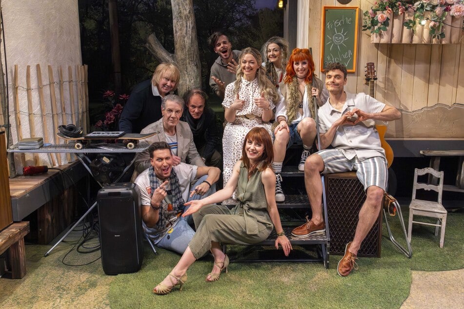 Tobias Künzel (61, hinten links) und Comedian Olaf Schubert (58, rechts daneben) posieren für ein Erinnerungsfoto mit dem Ensemble.