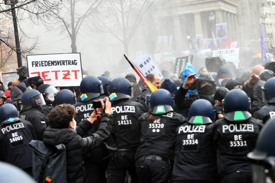 Die Polizei setzt bei einer Demonstration gegen die Corona-Einschränkungen der Bundesregierung vor dem Brandenburger Tor Wasserwerfer ein.