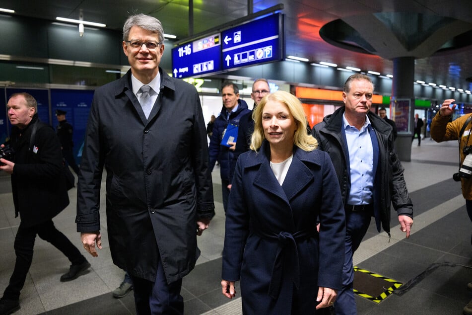 Bundesverkehrsminister Patrick Schnieder (57, CDU) und Bahn-Chefin Evelyn Palla (53) haben genug vom Image der Deutschen Bahn. Sie wollen Bahnhöfe in Deutschland wieder sicherer und sauberer machen. Danach geht es an größere Probleme.