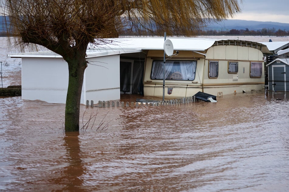 Viele Dauercamper bei Kelbra mussten ihre Wohnwagen im Hochwasser zurücklassen.